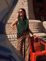 Pantalón a cuadros de corte ligeramente oxford, con cierre y elástico en la cintura, detalle de triángulo de cuero en la pretina y logo bordado en la pierna.