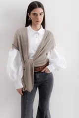 Saco abierto color crudo, de tejido de punto con lurex.