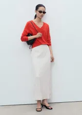 Jersey de punto fino con cuello en pico y manga larga, de diseño recto y corte clásico.