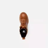 Bota de caña media Sorel, confeccionada en cuero impermeable color marrón tostado. Presenta un diseño moderno con cordones frontales, herrajes metálicos en forma de D y una suela de caucho robusta con plataforma dentada. Incluye tirador en el talón y cierre lateral para mayor practicidad.
