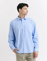 Camisa blanca de vestir, de manga larga y corte clásico.