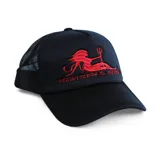 Gorra tipo trucker de color negro con panel frontal de espuma y parte trasera de malla. Presenta un bordado en color rojo en el frente que representa una figura demoníaca femenina con un tridente y la frase 'Resistiendo al infierno'.