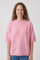 Sweater de punto color beige, con cuello redondo y mangas medias raglán.