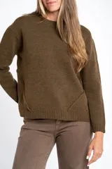 Sweater de lana color verde oliva, de corte oversize, con cuello redondo y mangas largas con puños acanalados.