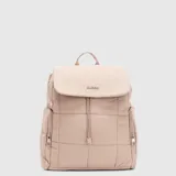 Mochila de diseño acolchado tipo puffer en color beige, con solapa superior, cierre de cordón ajustable y bolsillos laterales con cierre. Cuenta con asa superior y correas ajustables.