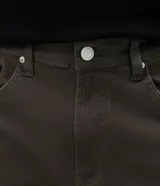 Pantalón de sarga de algodón con acabado vintage, corte recto y ajuste cómodo. Presenta cierre frontal con botón y cremallera, pasadores para cinturón y bolsillos funcionales en la parte delantera y trasera.