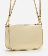 Cartera tipo shoulder baguette de tamaño pequeño, confeccionada en poliuretano con textura símil reptil. Presenta un diseño estructurado con cierre superior, correa larga ajustable y removible, y una cadena metálica decorativa en la parte frontal.