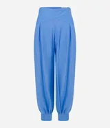 Pantalón alladin celeste de crepé, con cintura cruzada, pliegues y bajo ajustado.