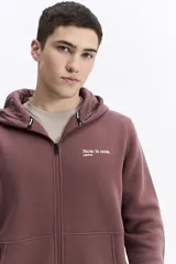 Campera de algodón con cierre frontal, capucha ajustable con cordones y bolsillos laterales. Presenta un diseño liso en color bordó con estampa pequeña en el pecho y gráfica en la espalda.