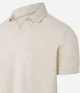 Polo de manga corta color verde salvia, con cuello polo y escote en V con borde de punto contrastante. Presenta una textura tejida sutil.