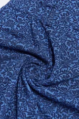 Pantalón de corte recto y tiro medio, confeccionado en tejido jacquard con textura y estampado floral en tonos azul oscuro y negro. Cuenta con bolsillos delanteros funcionales y cintura elastizada.