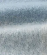 Saco largo de polivelour con estampado de cuadros, cuello con solapa, bolsillos y cierre con dos botones delanteros.