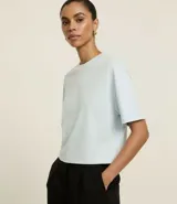 Remera boxy celeste de algodón peruano, con cuello redondo y mangas cortas amplias.