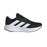 Championes de running Adidas Galaxy 7, color negro con las tres rayas distintivas de la marca en blanco. Cuentan con mediasuela Cloudfoam para amortiguación y empeine textil para resistencia y sujeción.