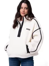 Buzo de polar tipo sherpa en color blanco gardenia, con diseño de cuello alto y cierre frontal de media longitud en color negro. Presenta detalles de ribetes negros en costuras y mangas, bolsillo tipo canguro frontal y logo de Caterpillar en el pecho.