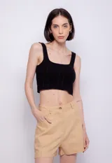 Short color beige de lino y viscosa, de tiro alto y corte holgado.