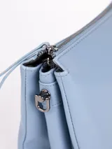 Bandolera rectangular color bronce con correa ancha de tela negra regulable y desmontable.