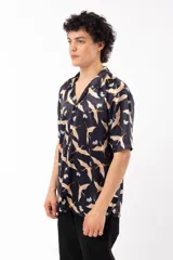 Camisa negra con estampado de grullas y flores, de manga corta y corte relajado, con cuello tipo sastre.