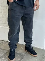 Pantalón de jean gris lavado, corte mom fit, tiro alto y pierna holgada.