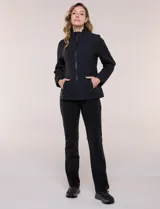 Campera rompevientos deportiva Michael Kors, de color negro, silueta semi entallada y corte a la cadera. Confeccionada en tela técnica liviana, impermeable y elastizada, cuenta con cuello alto, cierre frontal completo termosellado y bolsillos laterales verticales con cierre.