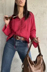 Blusa roja de manga larga con escote en V con cordones y detalles de encaje.