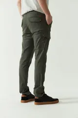 Pantalón cargo azul marino para hombre, con bolsillos laterales y traseros con solapa, cierre con cremallera y botón, trabillas para cinturón y logo en grifa de cuero. Confeccionado en algodón y spandex.