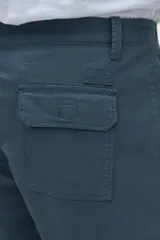 Bermuda cargo azul de gabardina con bolsillos laterales y bolsillos cargo con solapa y velcro.