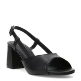 Sandalias de cuero color negro con taco ancho, diseño destalonado y tira ajustable en el talón.