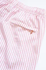 Short de baño para hombre con estampa de rayas finas pinstripe, confeccionado en tejido liviano, elástico y de secado rápido. Presenta cintura elástica con cordón regulable, bolsillos laterales y bolsillo trasero con cierre.