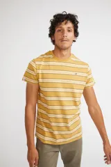 Remera de hombre de manga corta y cuello redondo, con diseño de rayas horizontales en tonos mostaza, blanco y negro. Presenta un ajuste regular y logo pequeño estampado en el pecho.