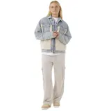 Campera de jean con paneles frontales de corderito (sherpa) color crema. Presenta un diseño clásico con cuello camisero, cierre frontal con botones metálicos, bolsillos en el pecho con solapa y bolsillos laterales.