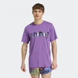 Remera violeta de corte clásico con logo Adidas estampado en el frente con diseño de siluetas humanas en negro y blanco.