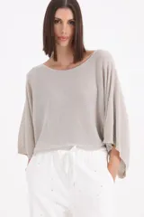 Sweater de punto con acabado metalizado, diseño de mangas tipo murciélago y corte holgado.