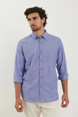 Camisa de manga larga color gris claro con textura, cuello abotonado y bolsillo en el pecho.