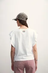 Remera color amarillo pastel con cuello redondo y mangas cortas con volados.