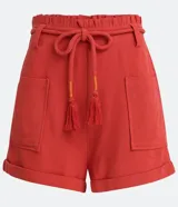 Short clochard de viscolino color beige, con cintura alta elastizada, bolsillos grandes aplicados en los laterales y detalle de cinturón de cuerda con borla.