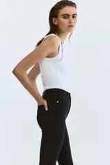 Jean skinny de tiro alto con diseño de cinco bolsillos, confeccionado en denim con leve elasticidad, corte ajustado desde la cintura hasta el bajo.