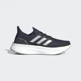 Championes de running Adidas Ultraboost 5, color azul marino con tres franjas plateadas en los laterales. Cuentan con mediasuela blanca con tecnología Light BOOST V2 y refuerzo de talón moldeado.
