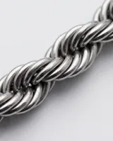 Cadena de acero inoxidable con diseño de eslabones tipo cuerda (tourbillon) de 7mm de espesor.