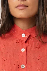 Vestido corto color coral con cuello mao, botones hasta la cintura y mangas con volados.