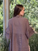 Vestido camisero blanco de lino italiano, con cuello camisero, cierre frontal con botones, mangas cortas con doble volado y bolsillos laterales.