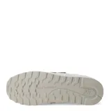 Championes urbanos New Balance modelo 373, confeccionados en una combinación de gamuza y malla en tonos gris claro y beige. Presentan el logo 'N' característico en los laterales, cierre con cordones y suela de goma con entresuela amortiguada.