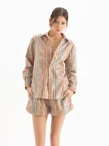 Short de algodón con diseño estampado a rayas verticales en tonos beige, rojo y celeste, decorado con lentejuelas transparentes.