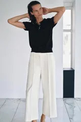 Pantalón cropped de tiro medio color blanco, perteneciente a la colección ZW Collection, con cintura con trabillas, bolsillos laterales ocultos, pinzas en el delantero, pierna ancha y cierre frontal con cremallera, botón y ganchos metálicos.