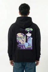 Hoodie negro de corte relajado con capucha y bolsillo canguro frontal. Presenta una estampa artística de alto impacto en la espalda con motivos digitales y gráficos de estilo retro-futurista en tonos violeta, verde y blanco.