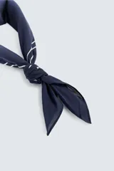 Pañuelo cuadrado de algodón color verde oscuro, con doble borde cosido en hilo blanco.