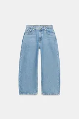 Jeans capri balloon leg de tiro medio en color celeste, con trabillas para cinto, bolsillos delanteros y traseros, y cierre frontal con botón y cremallera.