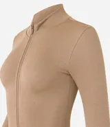 Campera deportiva de corte ajustado, confeccionada en tejido seamless de poliamida y elastano. Presenta cuello alto, cierre frontal con cremallera y textura acanalada.