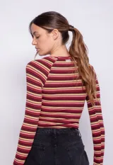 Top de manga larga con escote cuadrado y diseño de rayas horizontales en tonos beige, marrón, blanco y azul marino.