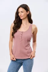 Musculosa básica lisa color beige, con escote redondo y tapeta frontal con tres botones.